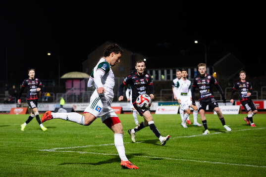 Bläddra bland fler bilder av Fotboll, Ettan södra, herr, Trollhättan - Skövde AIK