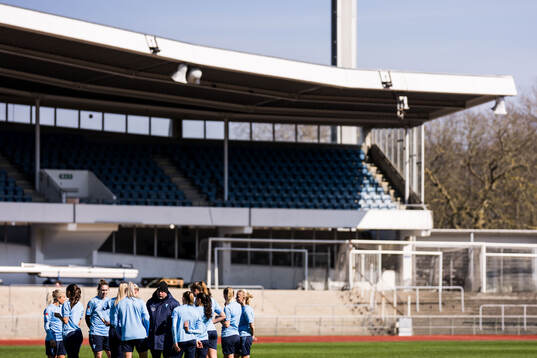 Malmö FFs tränare Jonas Valfridsson har genomgång