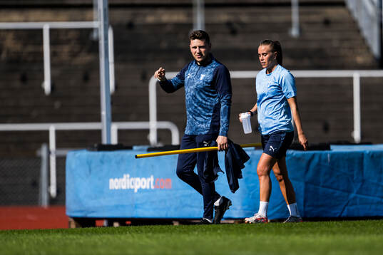 Malmö FFs Elin Björklund med fystränare Jared Wallace