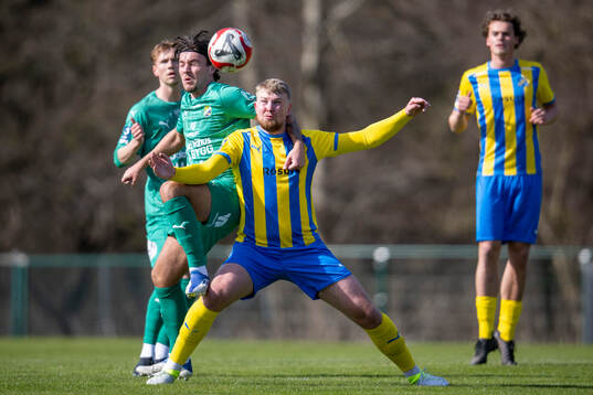 Eskilsminnes Adrian Petersson kämpar
