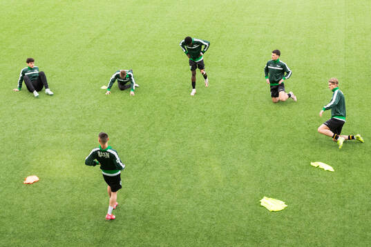 Hammarby TFFs spelare värmer upp