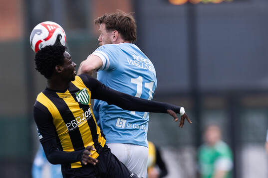 Hammarby TFFs Raymond Dwomoh och Gefles Leo Englund