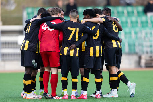 Hammarby TFFs samlar sig innan avspark av fotbollsmatchen i