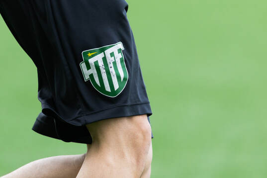 Hammarby TFFs emblem på ett par shorts