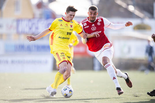Kalmars Zakarias Råvik och Sandvikens IFs Kim Käck Ofordu