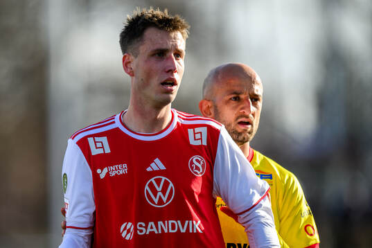 Sandvikens IFs Filip Olsson och Kalmars Robert Gojani