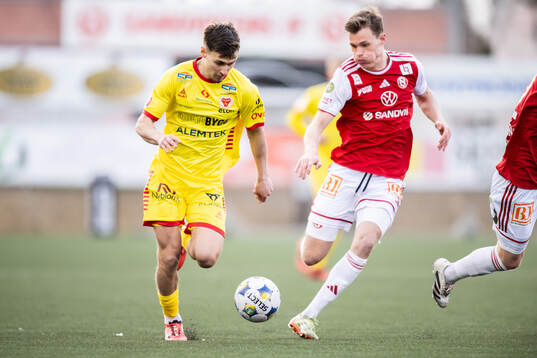 Sandvikens IFs Daniel Söderberg och Kalmars Camil Jebara