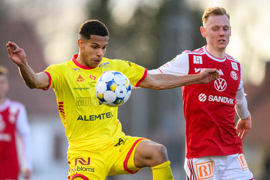 Kalmars Anthony Olusanya och Sandvikens IFs Olle Samuelsson