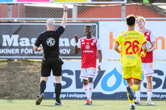 Sandvikens IFs Mamadou Kouyate tilldelas gult kort