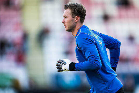 Mathias Dyngeland of Brann warms up