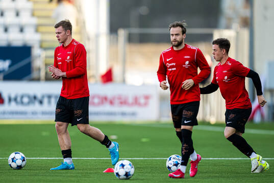Aune Heggebø and Bård Finne of Brann warms up