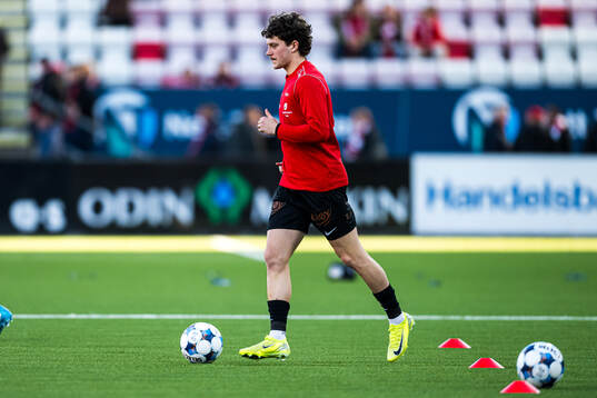 Denzel De Roeve of Brann warms up