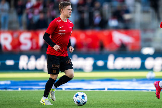 Eggert Aron Gudmundsson of Brann warms up