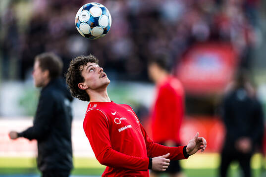 Denzel De Roeve of Brann warms up