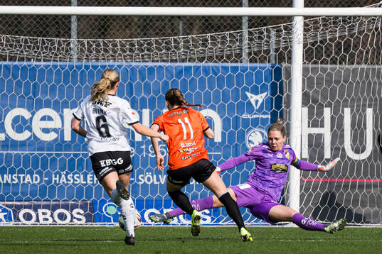Kristianstads Beata Olsson gör 1-0 bakom  Häckens