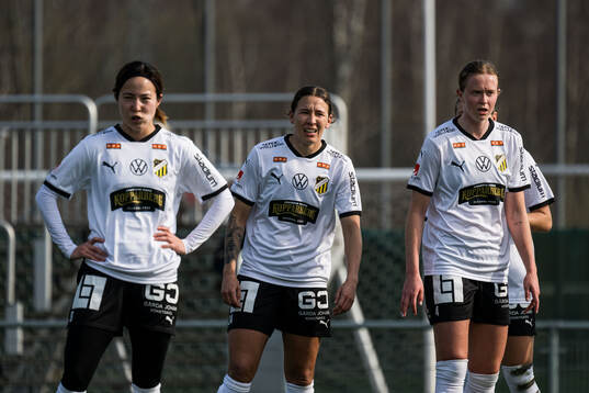 Häckens Hikaru Kitagawa, Tabby Tindell och Emma Östlund