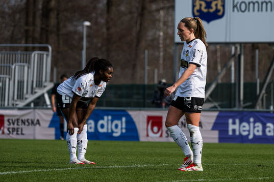 Häckens Monica Jusu Bah och Elin Rubensson deppar