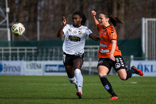 Häckens Monica Jusu Bah och Kristianstads Alice Nilsson