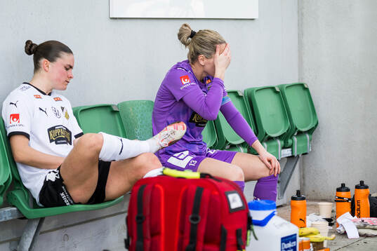 Häckens Hanna Wijk och målvakt Jennifer Falk deppar