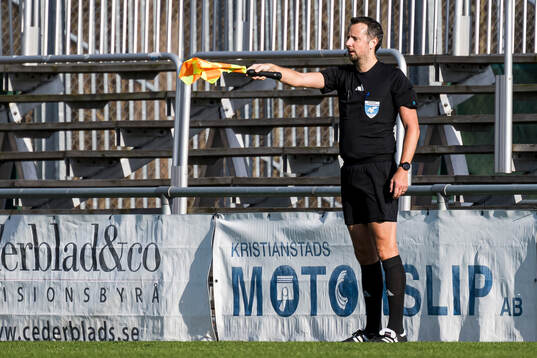Assisterande domare Magnus Blennersjö dömer offside