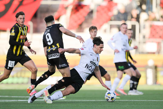 Häckens Srdjan Hrstic och Brommapojkarnas Kevin Ackermann
