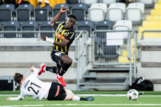 Brommapojkarnas Alex Timossi Andersson och Häckens Zeidane