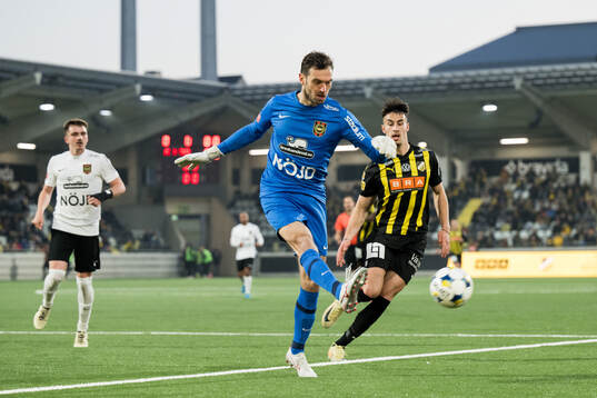 Brommapojkarnas målvakt Davor Blazevic och Häckens Srdjan