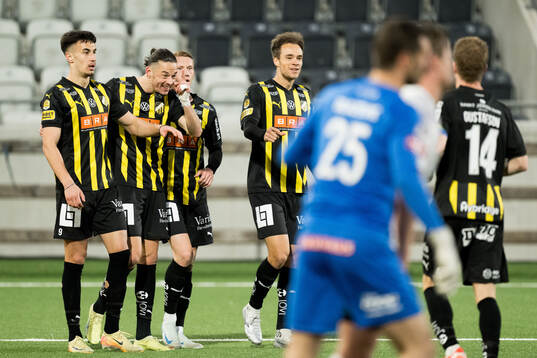 Häckens Amor Layouni jublar med lagkamrater