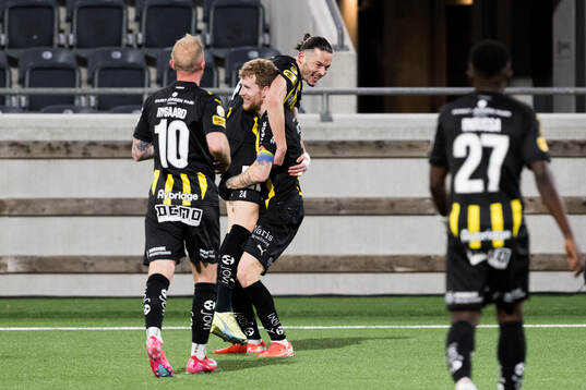 Häckens Simon Gustafson och Amor Layouni jublar