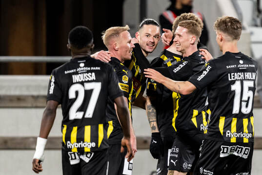 Häckens Amor Layouni jublar med lagkamrater