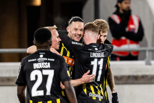 Häckens Amor Layouni jublar med lagkamrater