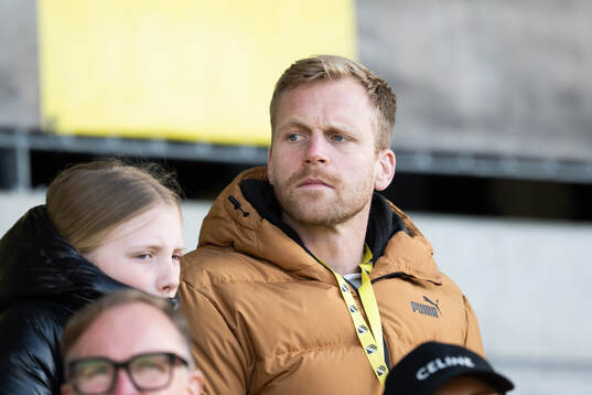 Häckens målvakt Peter Abrahamsson på läktaren