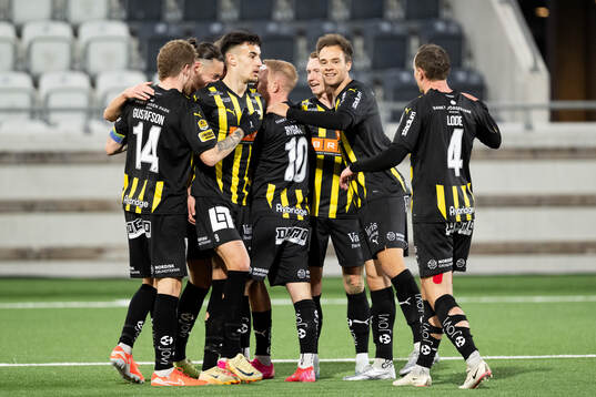 Häckens Srdjan Hrstic och Leo Väisänen jublar