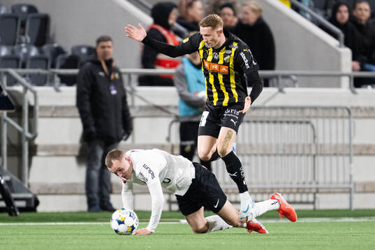 Brommapojkarnas Victor Lind och Häckens Julius Lindberg