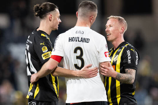 Häckens Amor Layouni och Mikkel Rygaard Jensen  klappar om