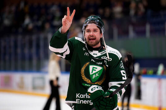 Färjestads Linus Johansson jublar med supportar