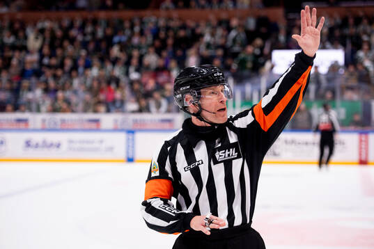 Domare Joacim Karlssonunder match fem i kvalet till SHL