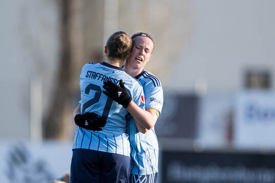 Djurgårdens Meja Staffansson och Therese Åsland jublar