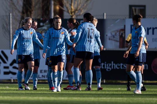 Djurgårdens Mimmi Larsson jublar med lagkamraterna