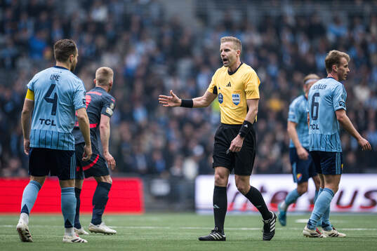 Djurgårdens Jacob Une och domare Glenn Nyberg