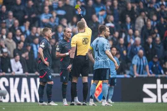 Malmö FFs Arnor Sigurdsson får guld kort av domare Glenn