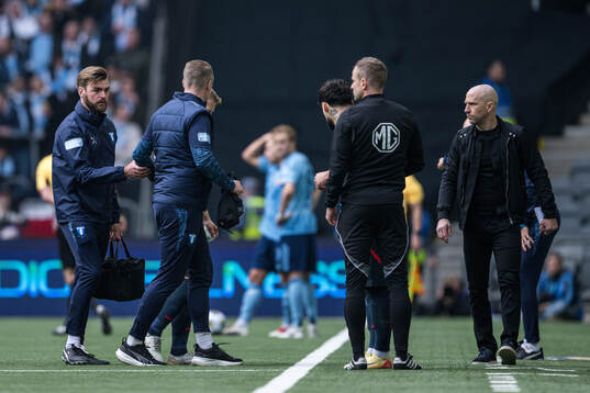 Malmö FFs Anders Christiansen utgår skadad och tränare