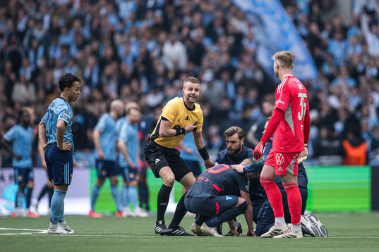 Domare Glenn Nyberg nä Malmö FFs Anders Christiansen får