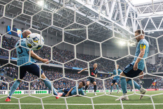 Malmö FFs Jens Stryger Larsen skjuter in 0-1 målet förbi