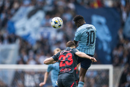 Djurgårdens Tokmac Nguen och Malmö FFs Lasse Berg Johnsen