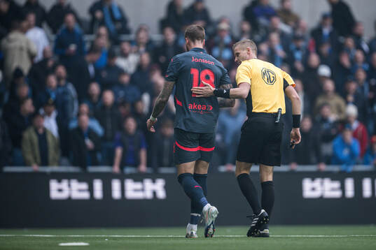 Malmö FFs Pontus Jansson och domare Glenn Nyberg