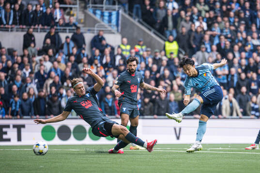 Malmö FFs Erik Botheim och Djurgårdens Keita Kosugi