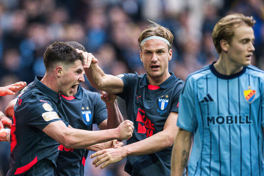 Malmö FFs Lasse Berg Johnsen jublar med Erik Botheim