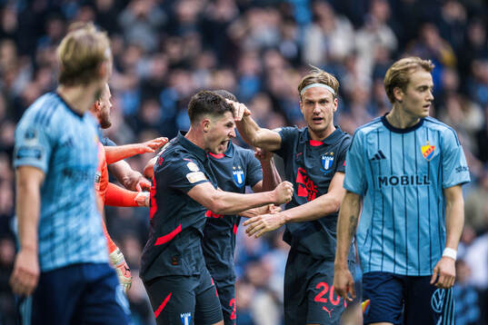 Malmö FFs Lasse Berg Johnsen jublar med Erik Botheim