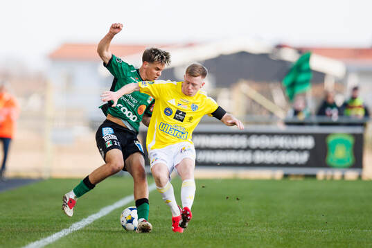 Varbergs Isak Vidjeskog och Falkenbergs Lucas Sibelius
